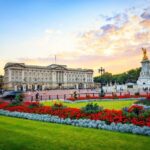 lính gác cung điện buckingham trong bộ lễ phục đỏ và mũ da gấu