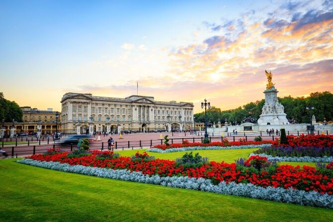 lính gác cung điện buckingham trong bộ lễ phục đỏ và mũ da gấu