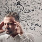 Một người đang bận rộn làm việc tại văn phòng, tượng trưng cho lý do không thể đi xem phim vì công việc.