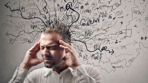 Một người đang bận rộn làm việc tại văn phòng, tượng trưng cho lý do không thể đi xem phim vì công việc.