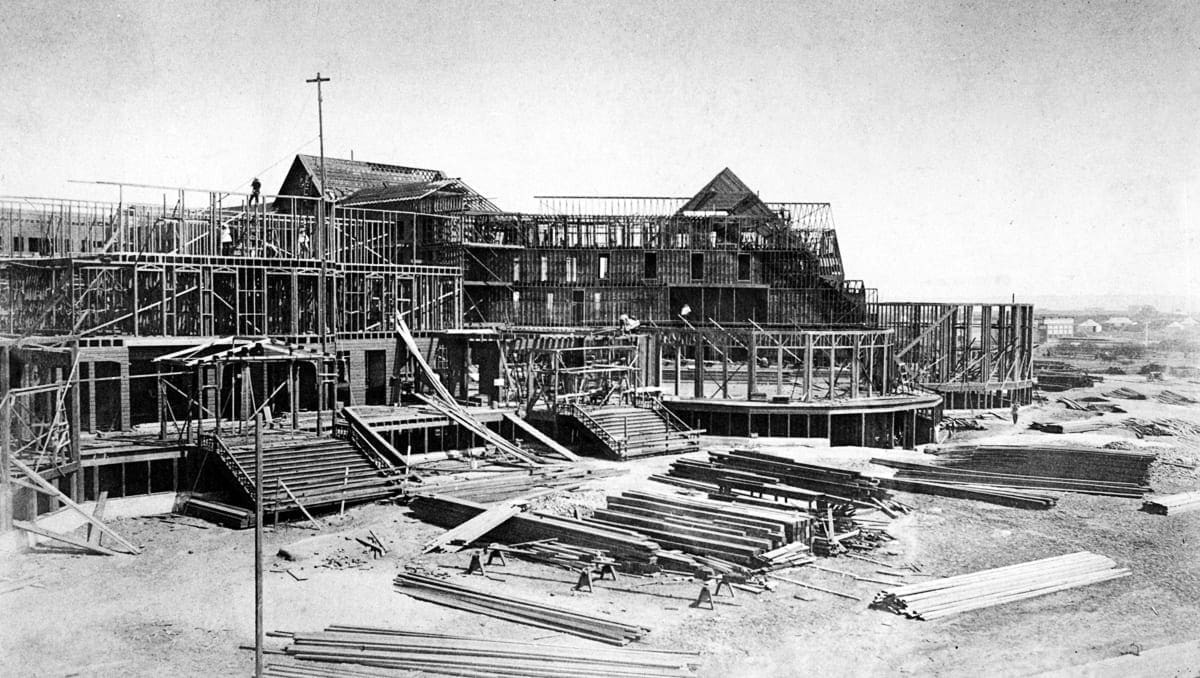 Quá trình xây dựng Hotel Del Coronado vào năm 1887 với khung cảnh ngổn ngang vật liệu và công nhân