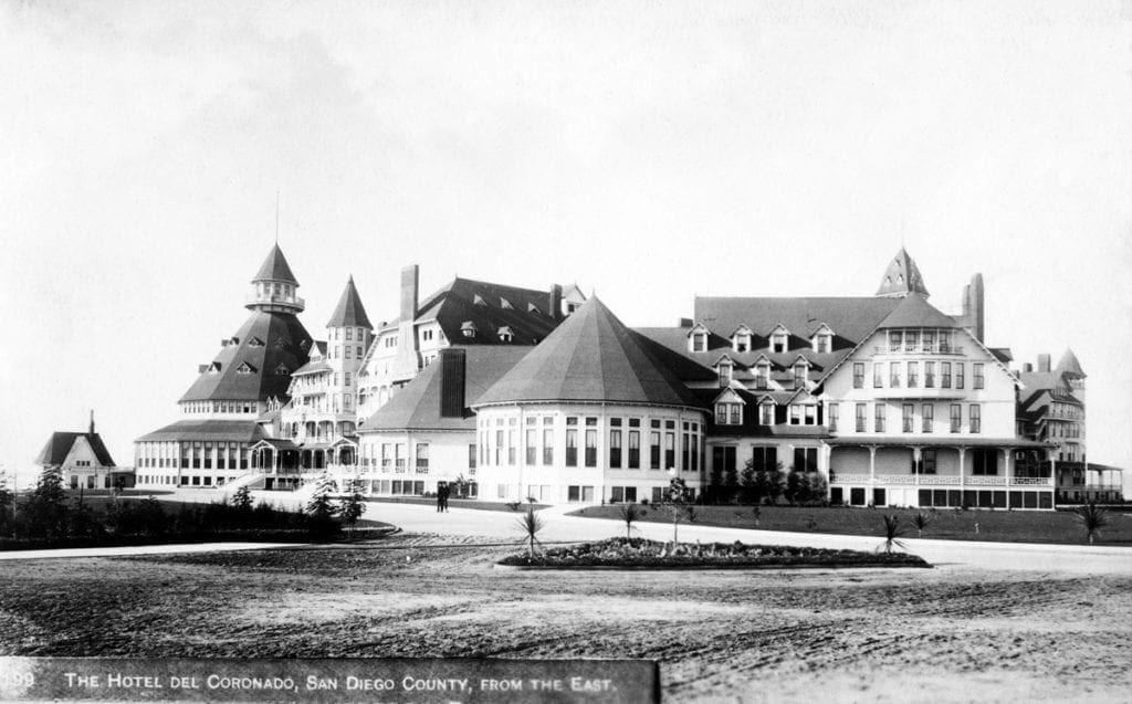 Kiến trúc Victorian của Hotel Del Coronado với mái ngói đỏ đặc trưng và tháp nhọn