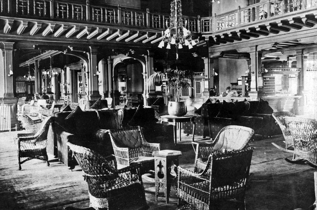 Sảnh Rotunda của Hotel Del Coronado năm 1888 với kiến trúc độc đáo và không gian rộng lớn