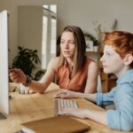 Một gia đình đang cùng nhau xem tivi, thể hiện sự gắn kết và niềm vui khi xem tivi cùng nhau.