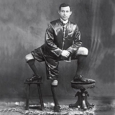 Frank Lentini, người đàn ông ba chân, một trường hợp đột biến hiếm gặp không được tiến hóa ủng hộ.