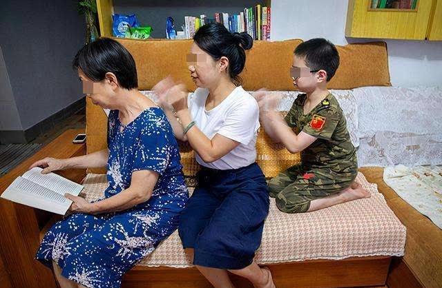 Trẻ em kính trọng người lớn tuổi là biểu hiện của hiếu thảo