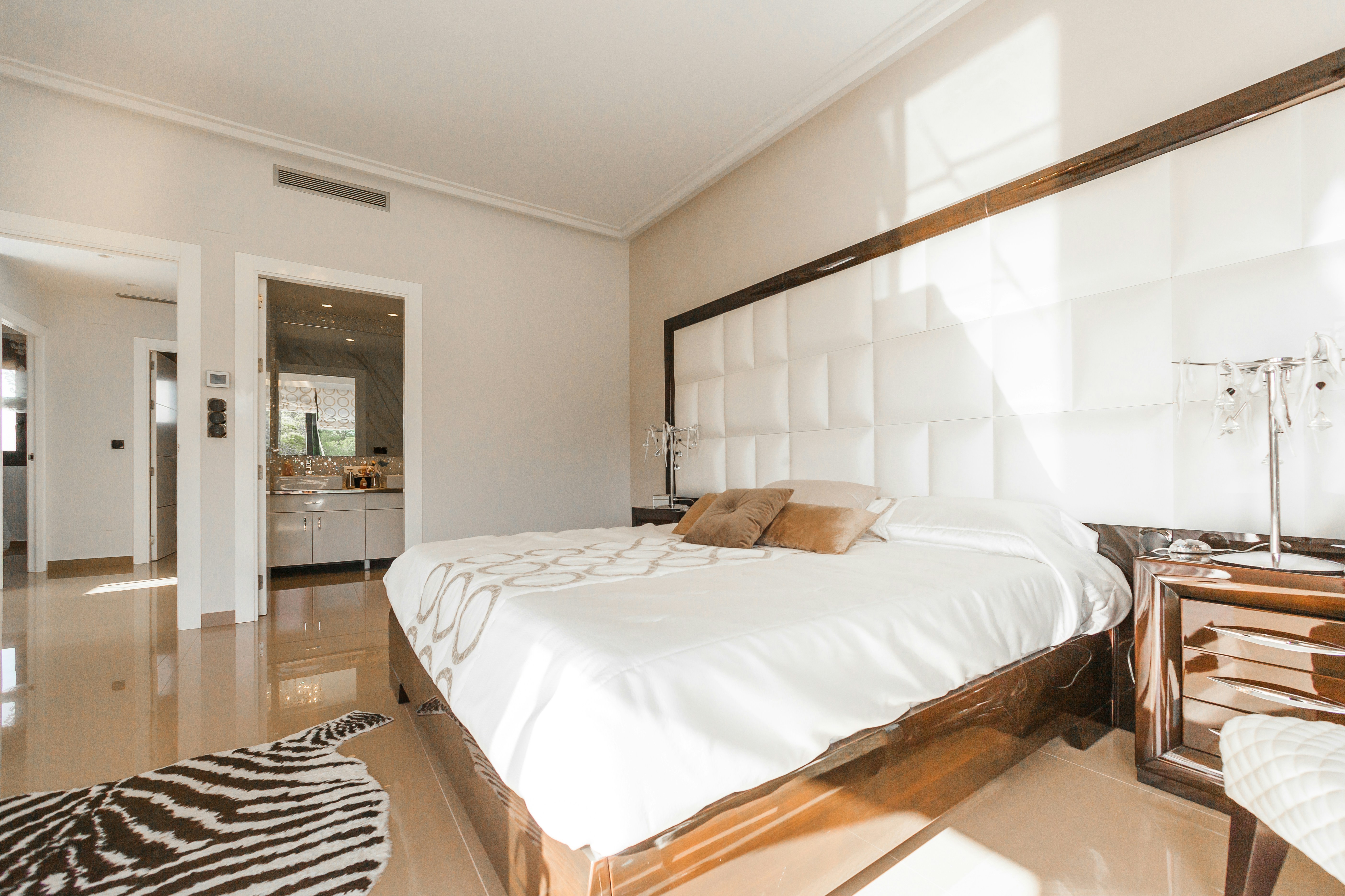 Phòng ngủ với nhiều cây xanh và vật trang trí cá nhân