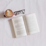 Ảnh minh họa về việc lựa chọn sách, thể hiện sự cân nhắc và tìm kiếm thông tin