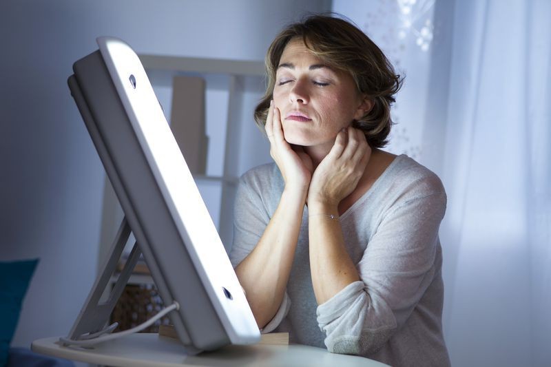 Liệu pháp ánh sáng giúp điều chỉnh nhịp sinh học và tăng cường sản xuất serotonin.