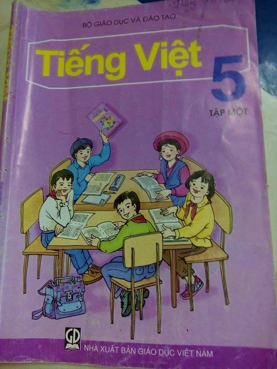 Hình ảnh người dân tham gia lễ hội truyền thống ở quê hương