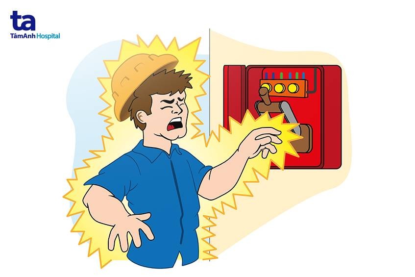 Tách người bị tai nạn điện ra khỏi nguồn điện bằng vật cách điện