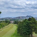 Kiến trúc cổ kính của Edinburgh với những con phố đá và những tòa nhà cao tầng