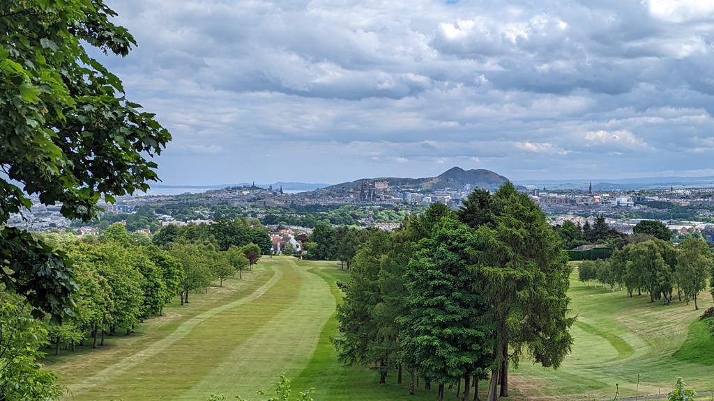 Kiến trúc cổ kính của Edinburgh với những con phố đá và những tòa nhà cao tầng