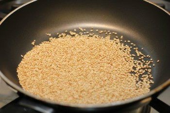 Rang mè trắng trên chảo với lửa nhỏ đến khi vàng thơm