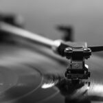 Máy hát đĩa than cổ điển với đĩa vinyl