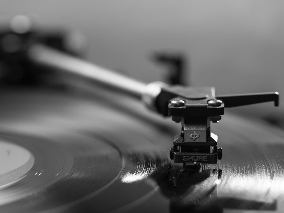 Máy hát đĩa than cổ điển với đĩa vinyl