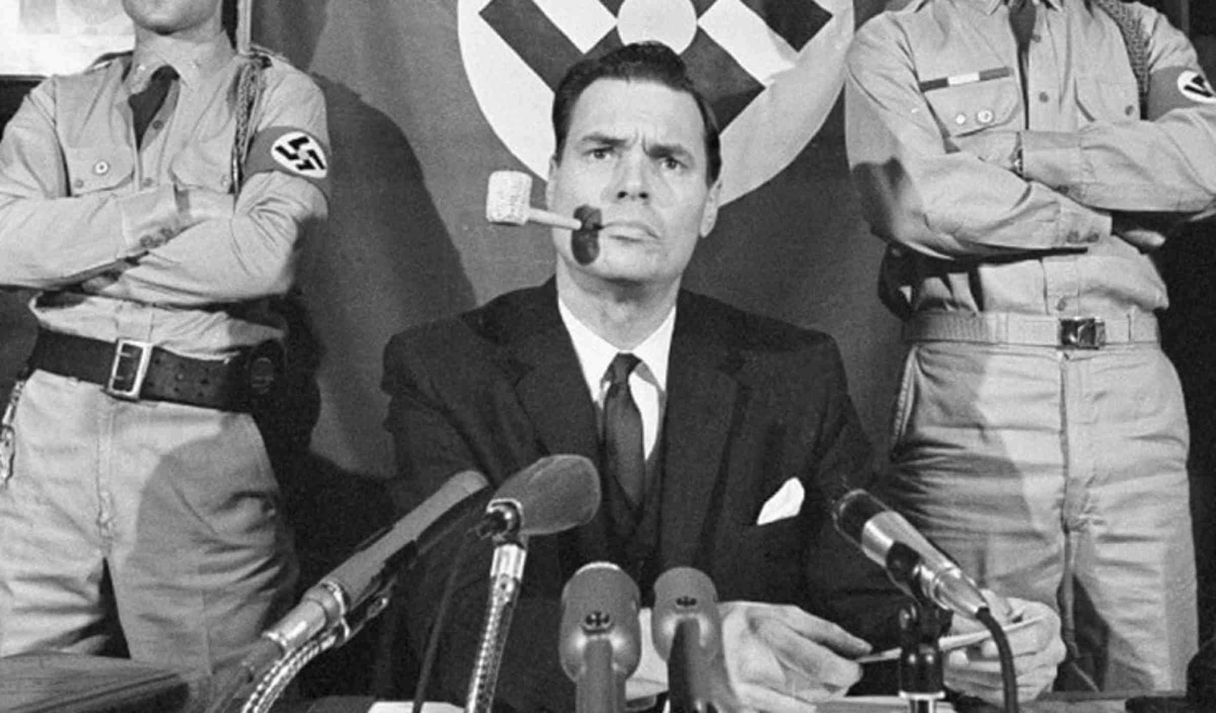 George Lincoln Rockwell, lãnh đạo Đảng Quốc Xã Hoa Kỳ, phát biểu trong một cuộc họp báo năm 1965