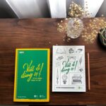 Một người lái xe tải đang viết nhật ký hành trình, thể hiện sự sáng tạo và ghi lại kinh nghiệm làm việc