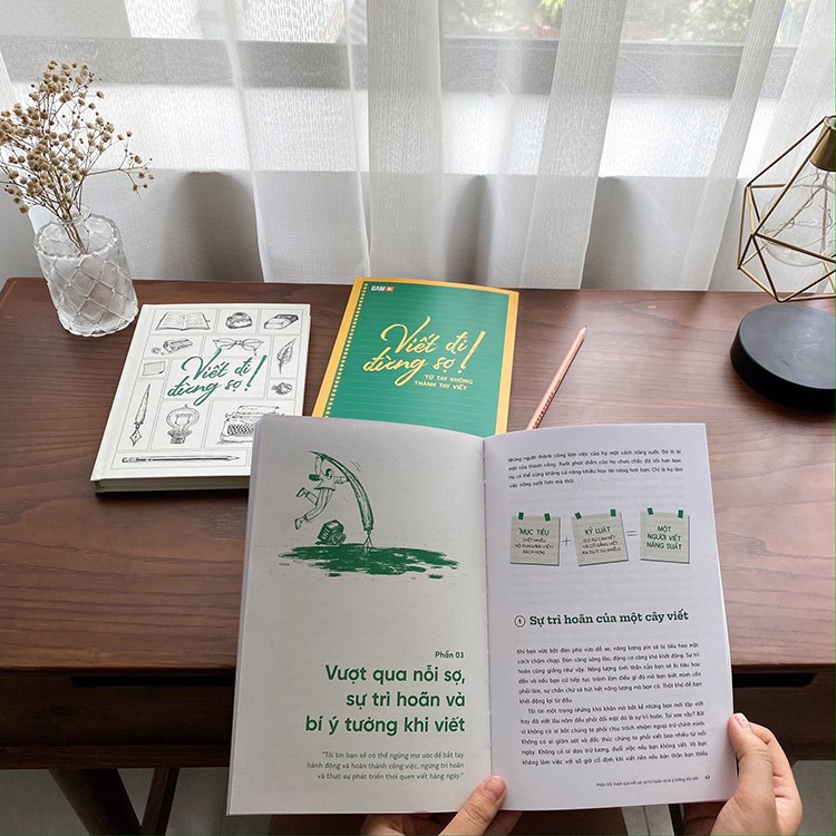 Một người đang gõ bàn phím trên máy tính, tượng trưng cho hành động viết lách và sáng tạo nội dung