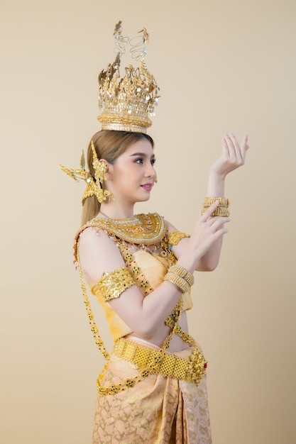 Người phụ nữ trung niên ôm một bức ảnh của một người lớn tuổi với vẻ mặt buồn bã