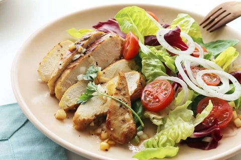 Salad ức gà trộn nước sốt mè rang là món ăn giảm cân lý tưởng
