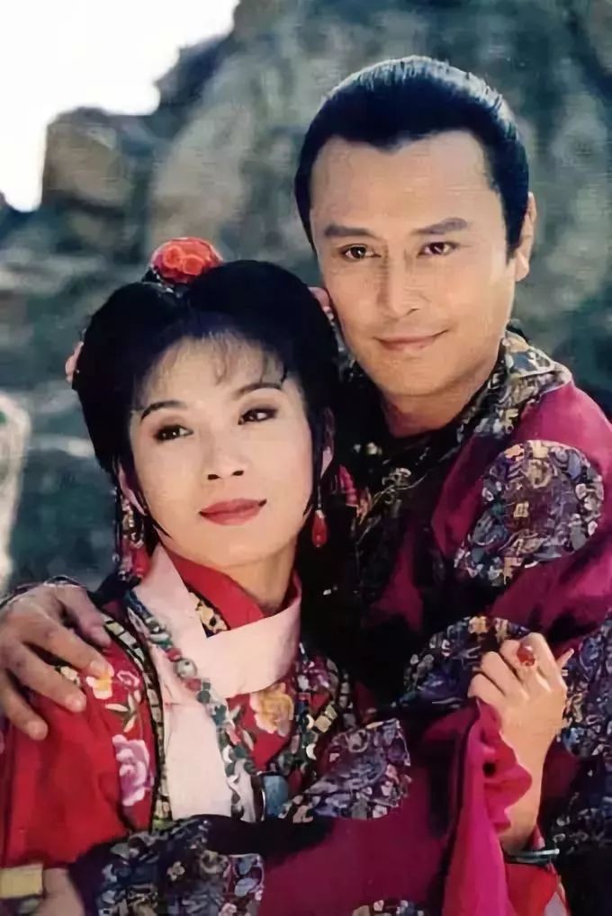 Tân Nguyệt và Nỗ Đạt Hải trong Tân Nguyệt Cách Cách