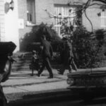 Ruby Bridges được hộ tống đến trường William Frantz bởi cảnh sát tư pháp Hoa Kỳ, biểu tượng của sự kiên trì và đấu tranh cho bình đẳng chủng tộc.