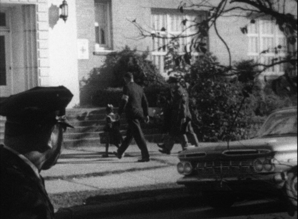 Ruby Bridges được hộ tống đến trường William Frantz bởi cảnh sát tư pháp Hoa Kỳ, biểu tượng của sự kiên trì và đấu tranh cho bình đẳng chủng tộc.