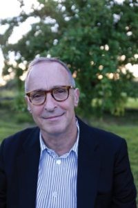David Sedaris, tác giả của cuốn sách Theft By Finding, thảo luận về sự hợm hĩnh và cách nó ảnh hưởng đến cuộc sống.