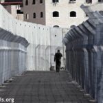 Người đàn ông chỉ cho chúng tôi cái lồng: Lối vào trại tị nạn Shuafat ở Đông Jerusalem, 27 tháng 12 năm 2011