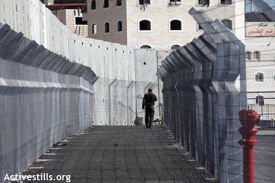 Người đàn ông chỉ cho chúng tôi cái lồng: Lối vào trại tị nạn Shuafat ở Đông Jerusalem, 27 tháng 12 năm 2011