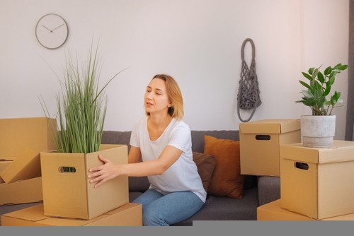 Một người phụ nữ trẻ đang kéo vali đi trên phố đông đúc, thể hiện sự tự do và khám phá cuộc sống mới ở thành phố.