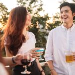 Người đàn ông khoanh tay thể hiện sự thiếu tự tin trong giao tiếp
