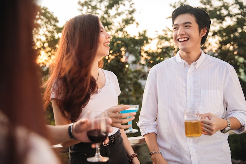 Người đàn ông khoanh tay thể hiện sự thiếu tự tin trong giao tiếp