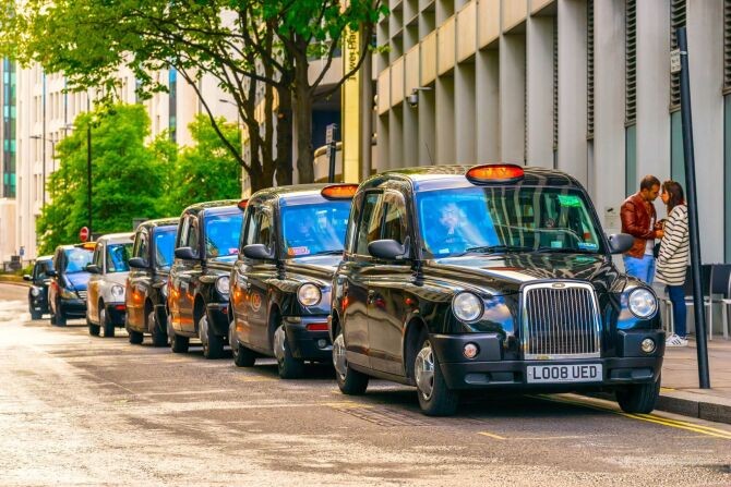 taxi đen truyền thống trên đường phố london