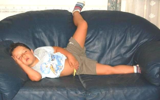 Một cậu bé đang chơi đùa vui vẻ với bạn bè trong công viên, thể hiện niềm vui và sự tự do trong hoạt động vui chơi