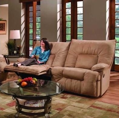 Phòng khách hiện đại với sofa da và bàn trà kính