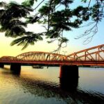 Sông Hương dưới cầu Tràng Tiền, Huế