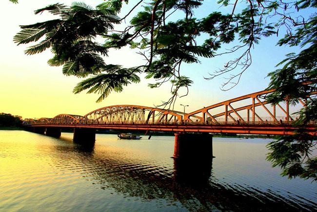 Sông Hương dưới cầu Tràng Tiền, Huế