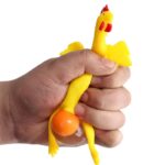 Người đàn ông đang cố gắng sửa chữa chiếc xe tải cũ kỹ, lây lất qua ngày để kiếm sống