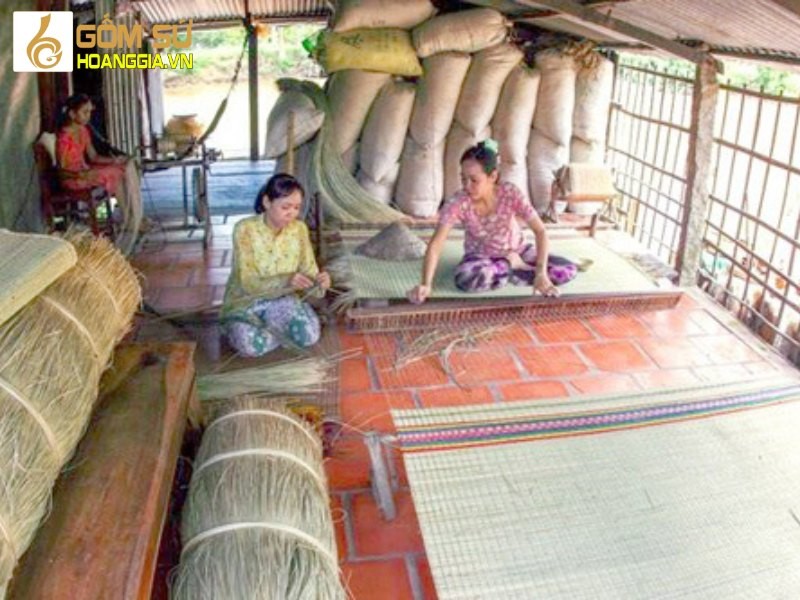 Chiếu Nga Sơn và gạch Bát Tràng tạo không gian sống ấm cúng