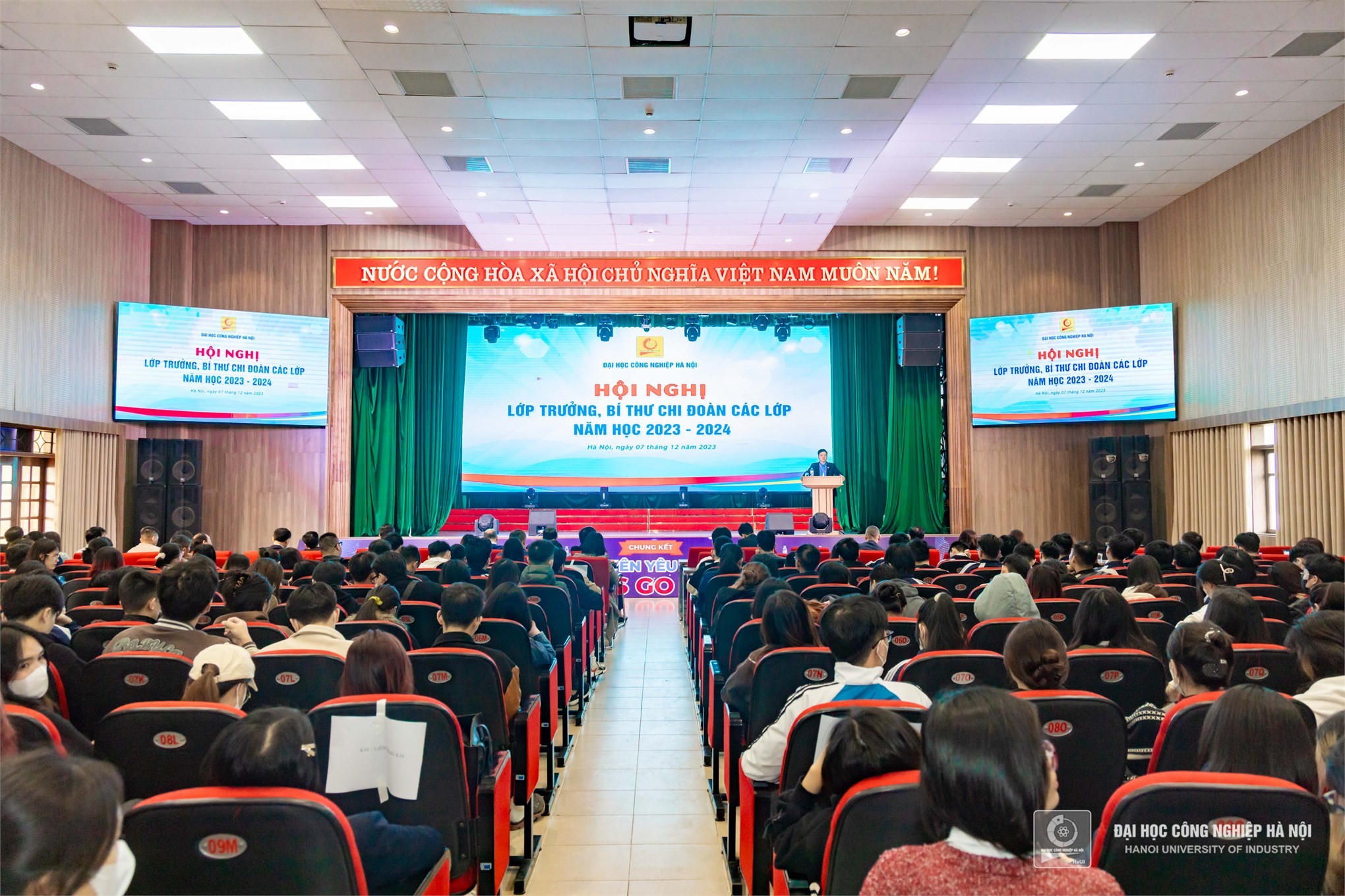 Lớp Trưởng Điều Hành Buổi Sinh Hoạt Lớp
