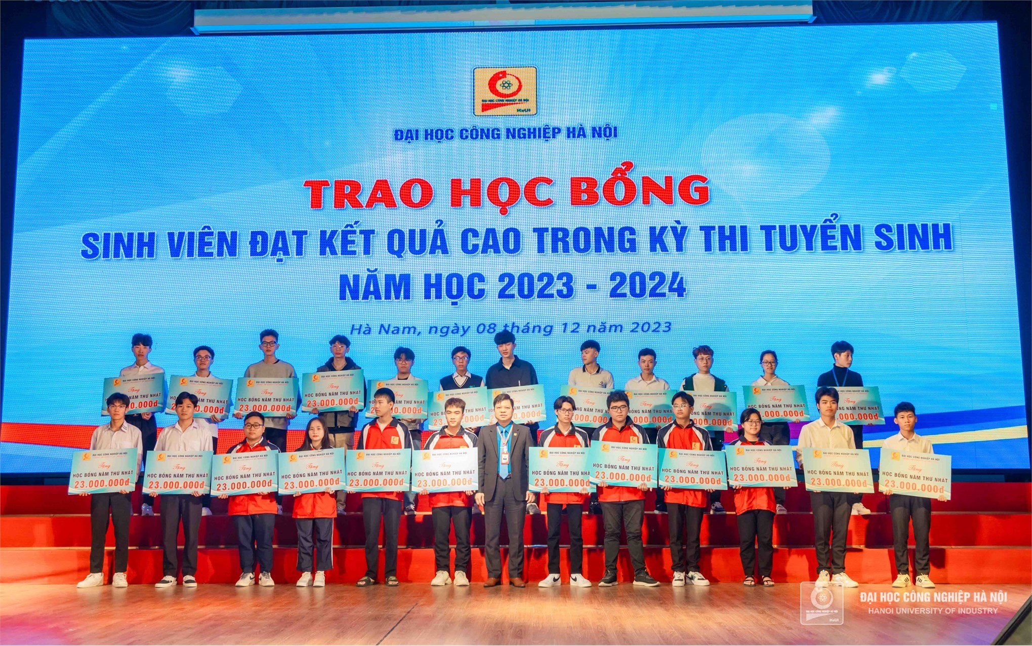 Sinh Viên Nhận Học Bổng Tại Hội Nghị
