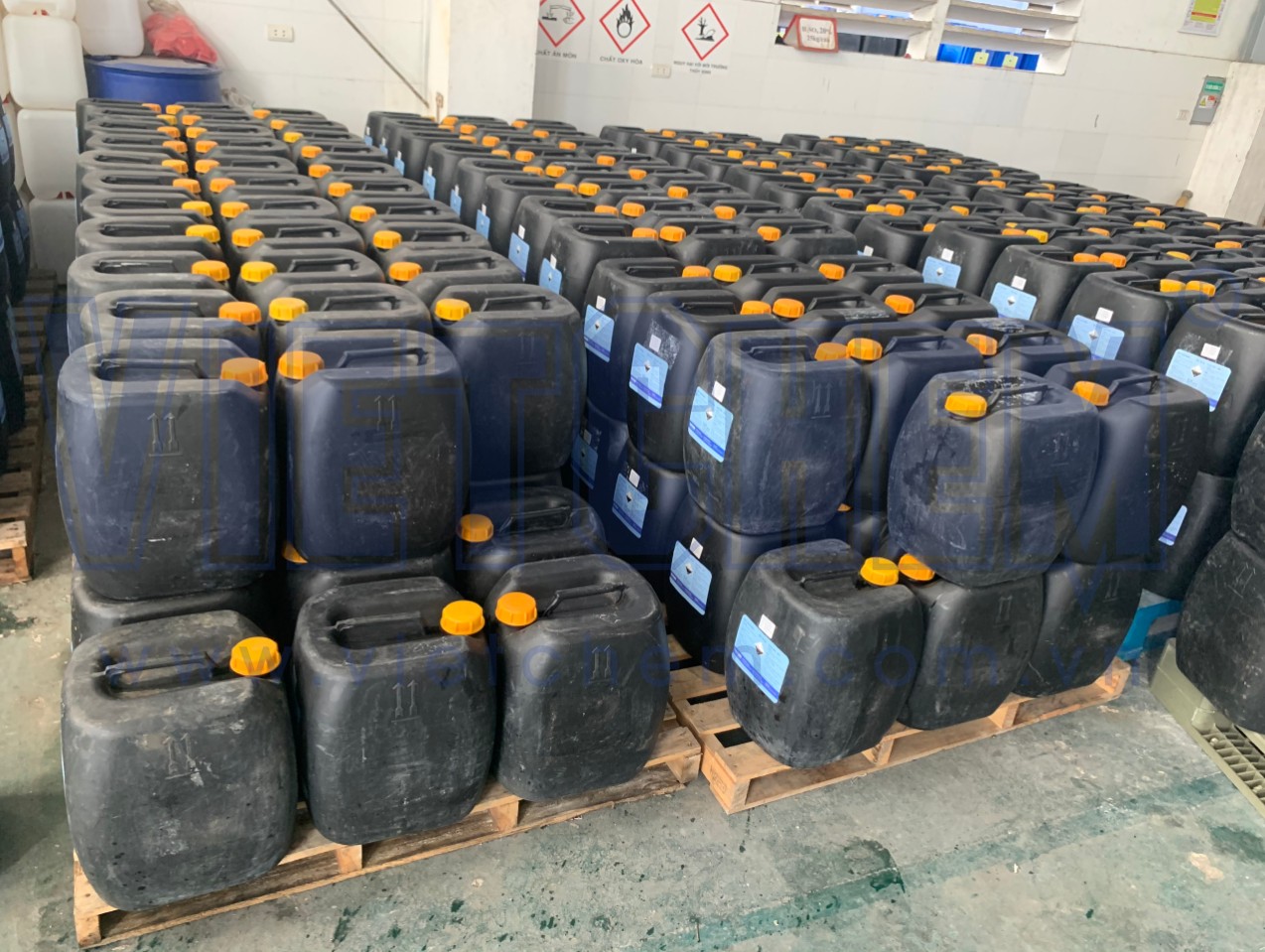 Hóa chất công nghiệp tại VIETCHEM được bảo quản nơi khô ráo, thoáng mát và an toàn