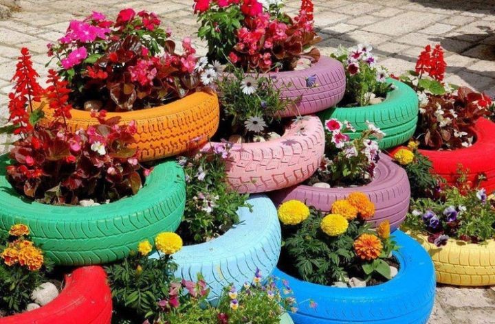 Tái chế giúp tiết kiệm tài nguyên thiên nhiên, giảm lượng rác thải và bảo vệ môi trường sống.