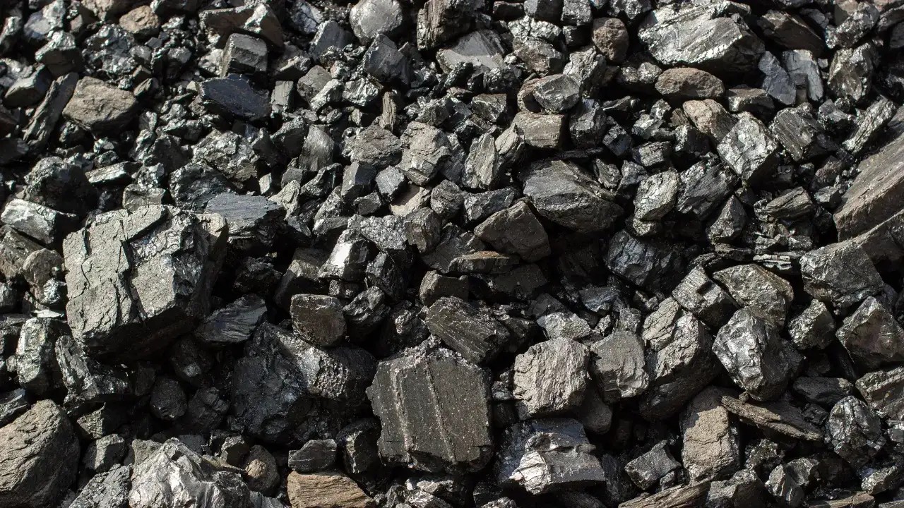 Mẫu than antraxit Việt Nam, thể hiện đặc tính bề mặt bóng và hàm lượng carbon cao