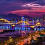 Một góc phố nhỏ với những hàng cây xanh mát và những ngôi nhà cổ kính