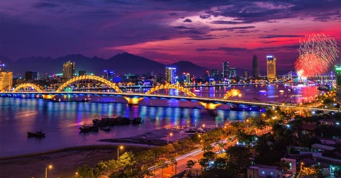 Một góc phố nhỏ với những hàng cây xanh mát và những ngôi nhà cổ kính