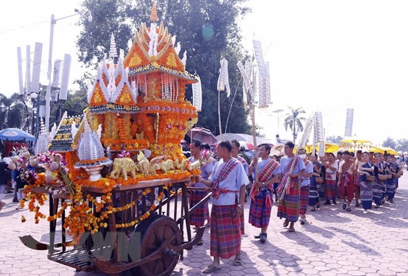 Dâng lễ cho nhà sư tại Thạt Luổng