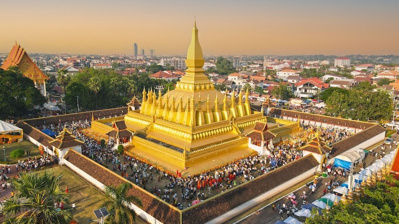 Tháp Thạt Luổng tấp nập người trong lễ hội